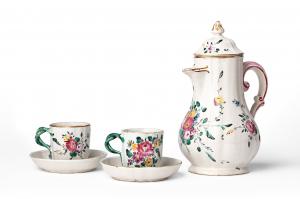 Una caffettiera e due tazzine con piattino di maiolica decorata "a fiori fini". Manifattura di Antonio Ferretti  Lodi, circa 1765-1770 